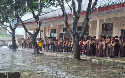 Kegiatan ekskul Pramuka di tengah hujan deras